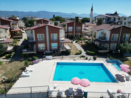 Walnut Grove Sitesinde Havuz Yanı 3+1 Dubleks Villa!