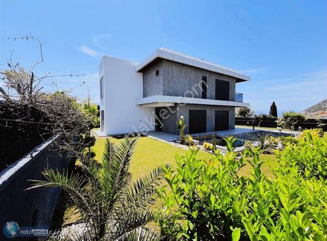 Kuşadasında Lüks Köşe 600m2 Villalar