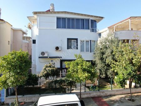Didim’de Adliyenin Arkasında Satılık 4+1 Bahçeli Villa