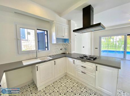 Rota'dan Özel Havuzlu Denize Yakın 3+1 Müstakil Yazlık