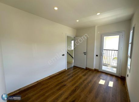 Rotadan Denize 600mt,özel Havuzlu,bahçeli,otoparklı 3+1 Yazlık