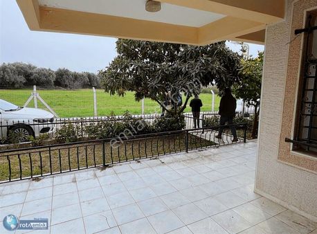 Rotadan Kuşadası Inda Denize Yakın Yazlık