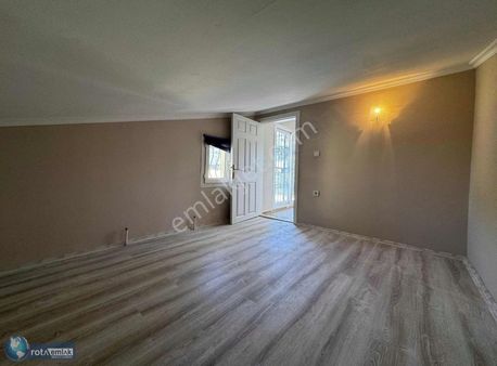 Rotadan Çok Geniş Bahçeli Köşe Başı Masrafsız Villa