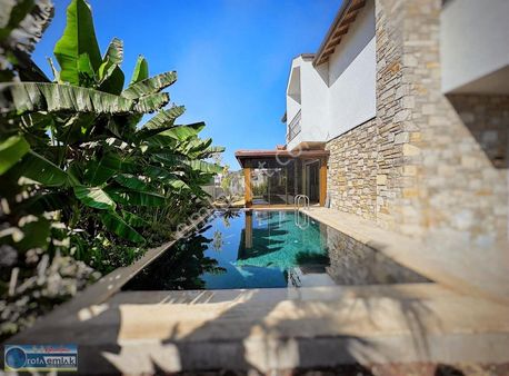 Rota'dan Kuşadası'nda Satılık Bahçeli Özel Havuzlu Villa