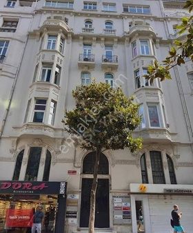 Nişantaşı Rumeli Caddesi Üzerinde Satılık Bahçe Katı 1+1 Daire