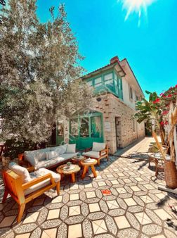 Çeşme Alaçatı'da 11 Odalı Havuzlu Satılık Butik Otel