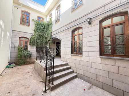 Everest 21 Gayrimenkulden Sur’da Ana Cadde Üzerinde Satılık Dublex Villa