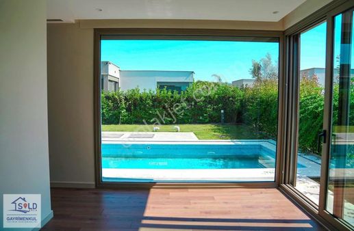 Urla Atatürk Mah 4+1 Site İçerisinde Yatay Mimari Satılık Villa