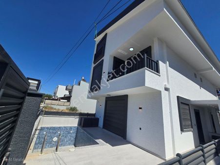 Didim Efeler’de Tam Müstakil Satılık Lüks Triblex Villa