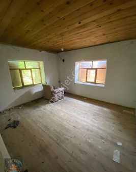 Öztülü Emlak'dan:burdur Gölhisar İbecikte Yerleşim İçi Tadilat İhtiyaçlı Müstakil Ev