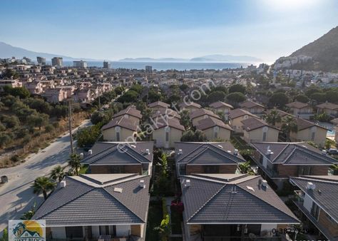 Kuşadası Avm Ve Denize Yakın Bölgede Yaz Kış Oturuma Uygun Satılık Villa