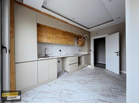 Bahçeyaka'da Katta Tek 4 Cepheli Yerden Isıtmalı 3+1 Daire