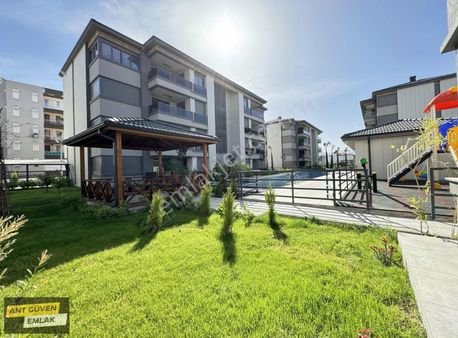 Site İçi Havuzlu Otoparklı Güvenlikli 4+1 180 M2 Ara Kat Lüx