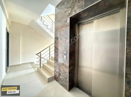 Yeniköy'de Atatürk Caddesi Üzerinde 3+1 Asansörlü Daire