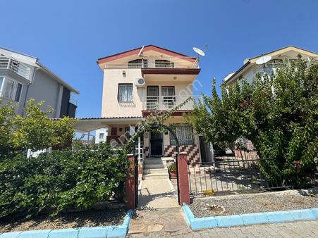 Kuşadası Davutlar Sahili’nde Havuzlu Sitede Satılık Dört Artı