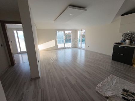 Acill Satılık Masrafsız Bakımlı Havuzlu Site İçerisinde 9 Yaşında Çatı Dubleks Daire