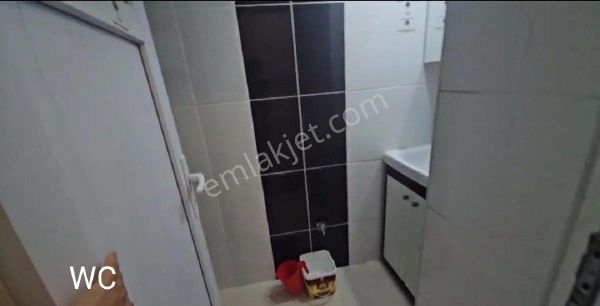 Esenyurt Çınar'da Merkezi Lokasyonda Satılık Ebeveyn Banyolu Ara Kat Daire