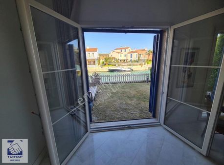 Alaçatı Port'ta Önüne Tekne Bağlayabileceğiniz 4+1 Villa