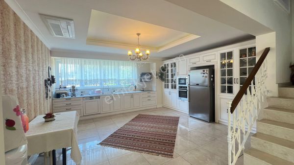 Villa Bölgesinde Eşyalı 3 Katlı Lüks 4+1 Villa