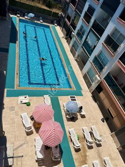 Kuşadası Davutlarda Tam Merkezde Lüks Havuzlu Site İçinde Havuzlu Panjurlu Ddaire Eşyalarıla