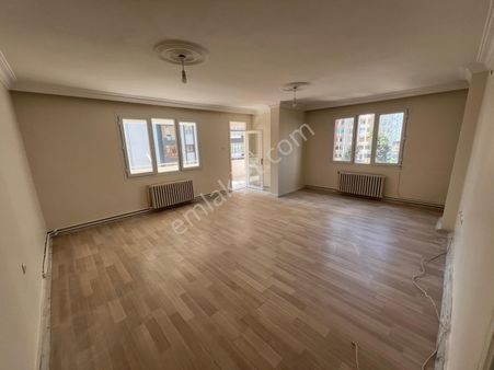 Güzelyalı Mahallesinde Çok Geniş 3+1 Kapalı Mutfak Mükemmel Konumda