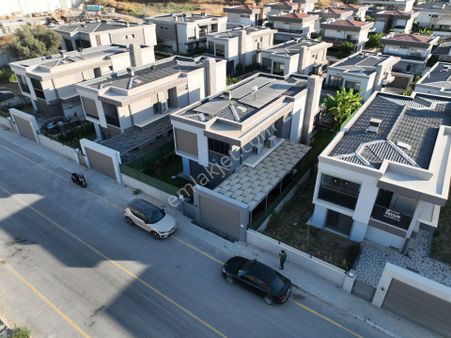 Kuşadası Merkezde Muhteşem 4+1 Süper Özelliklerde Villa