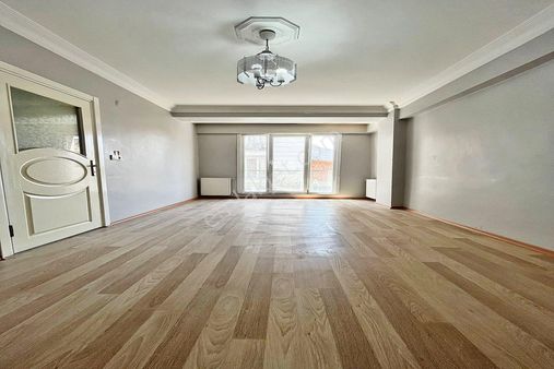 Bahçeşehir'in Dibinde Cadde Üzeri Satılık 2+1 Arakat Daire