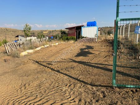 Tapulu Etrafı Çevrili Konteyner Ve Su Tankı Olan Bahçe