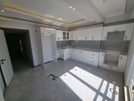 Başiskele Döngel'de,geniş Cepheli,asansörlü Binada Çatı Eğimsiz 3+1 Geniş Daire