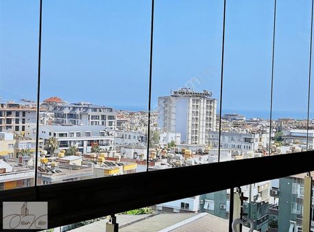 Alanya Merkezde 3+1 Ayrı Mutfaklı Aktiviteli Sitede Eşyalı Daire