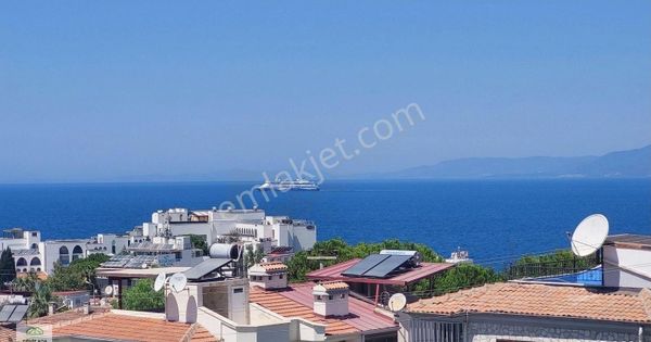Kadınlar Denizi'nde Deniz Manzaralı Doğalgazlı 3+1 Satılık Dublex Villa