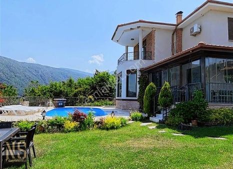 Göl Ve Dağ Manzaralı Müstakil Havuzlu Satılık Müstakil Villa