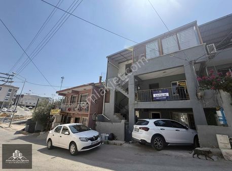 Gaziemir Binbaşı Reşatbey Mahallesi Satılık 3 Katlı Müstakil Ev