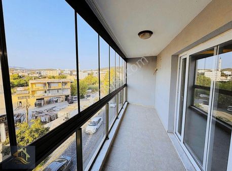 Kuşadası Davutlar'da Ara Kat Ebeveyn Banyolu Satılık 3+1 Daire