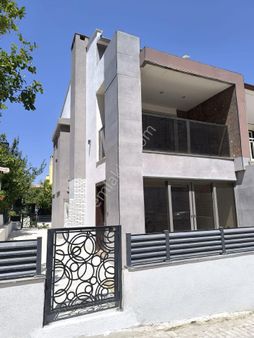 Acill Satılık Denize 100 Metre Mesafede 4+1 Komple Yenilenmis Bahçeli Villa