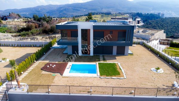 Satılık Lüks Villa – Ege’de Golf Sahasına Komşu, Panoramik Deniz Ve Doğa Manzaralı