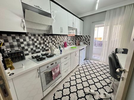 Karapürçek'te Eyüp Cami Yakını 3+1 Ön Cephe Satılık Yüksek Giriş