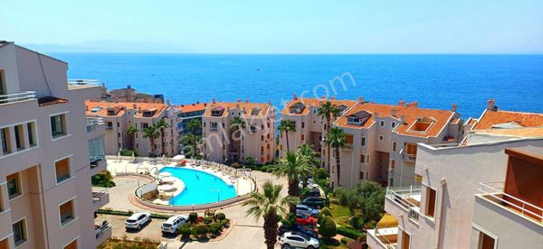 Kuşadası Marinada 24 Saat Güvenlikli Havuzlu Sitede