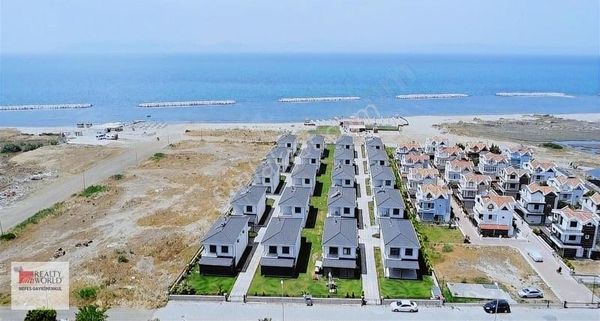 Rw Nefes'ten Altınova'da Denize Sıfır Sitede 4+1 Villa