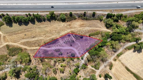İzmir Yolunda Dere Kenarı, Düz, Otomobil Ulaşımı Olan Tarla