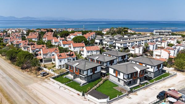 No:10 Gayrimenkul’den – Altınova’da Site İçerisinde Taş Mimarili Dubleks Villa