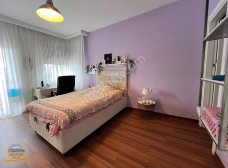 Erciyesden Bostancı Cadde Üzerinde 3+1 Balkonlu 165 M² Ebeveynli