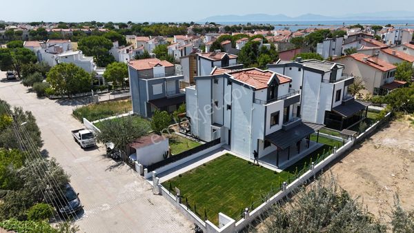 No:10 Gayrimenkul'den Tam Müstekil Tripleks Sıfır Villa