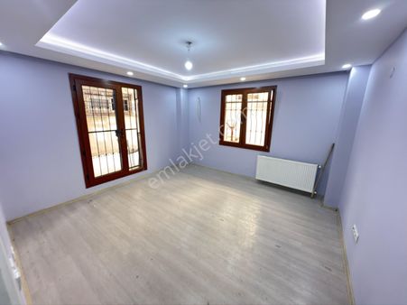 Cadde Emlak Gültepe Mah Yeni Binada 1+1 Ferah Bahçe Katı