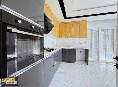 Yeniköy'de 3+1 Asansörlü Ebeveyn Banyolu Ara Kat Daire