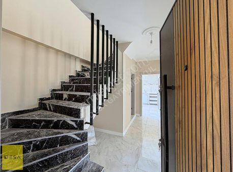 Başiskele'de Satılık 3+1 Çatı Dubleks Manzaralı Daire