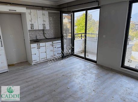 Cadde Emlak'tan Çarşı İçinde Ferah 1+1 Fırsat Kiralık Orta Kat