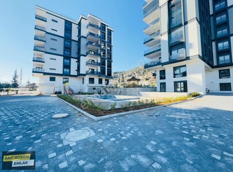 Havuzlu Lüx Sitede Ebevyn Banyolu Güvenlikli 2+1 Arakat Daireler