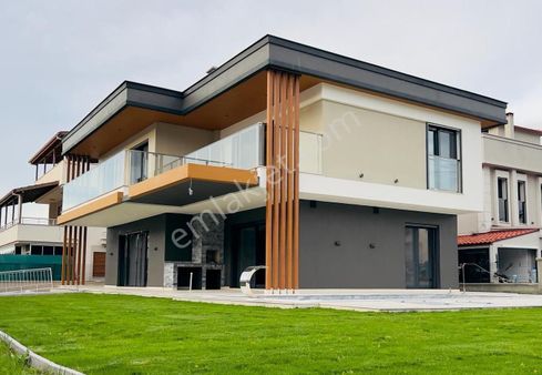 Güzelçamlı'da Sahile Yakın 5+1 Özel Havuzlu Satılık Villa