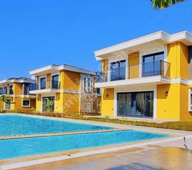 Kuşadası Davutlar'da Müstakil 3+1 Bahçeli Havuzlu Sitede Satılık Villa